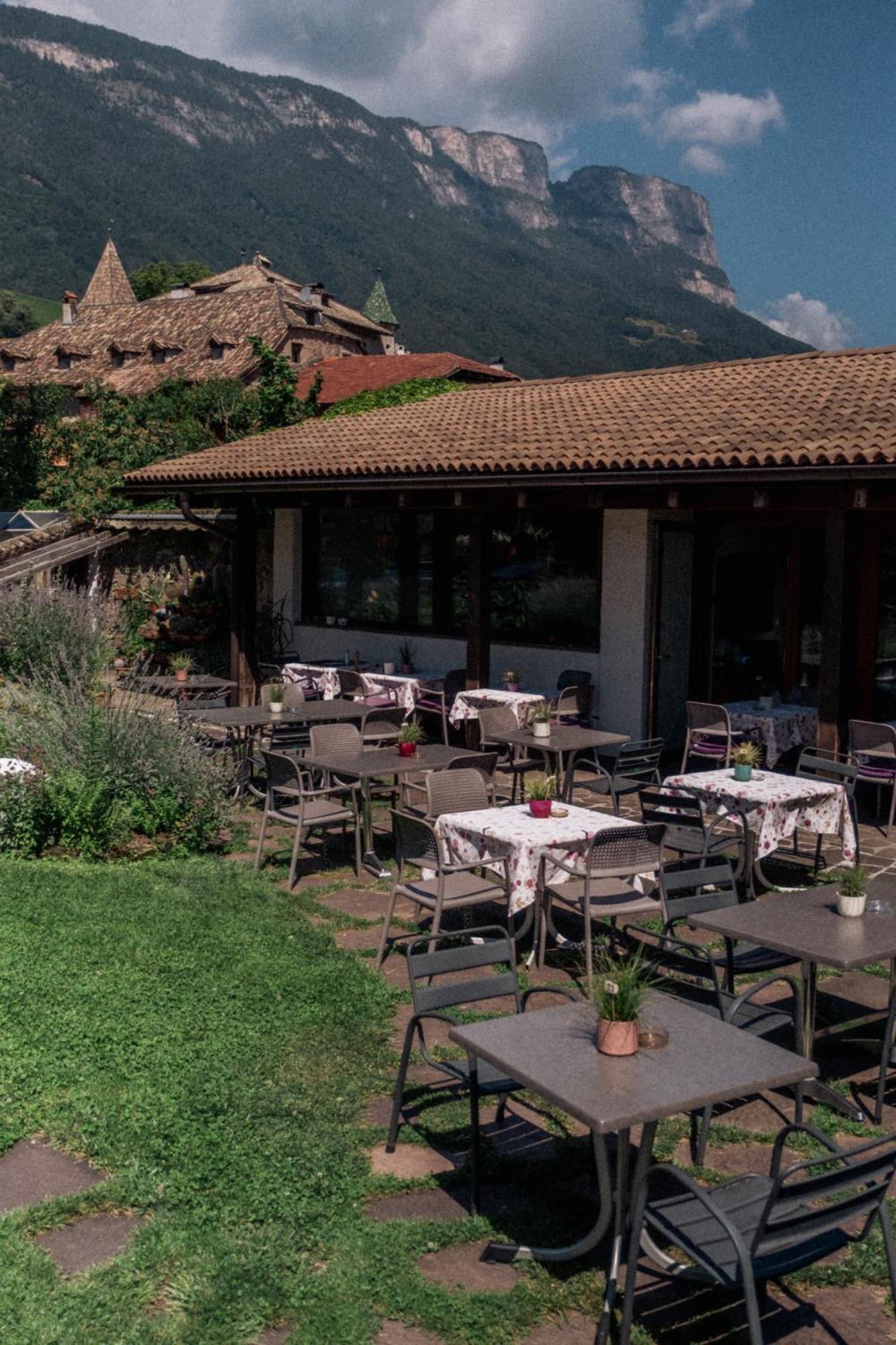 Angerburg Blumenhotel Appiano Sulla Strada Del Vino Exterior photo