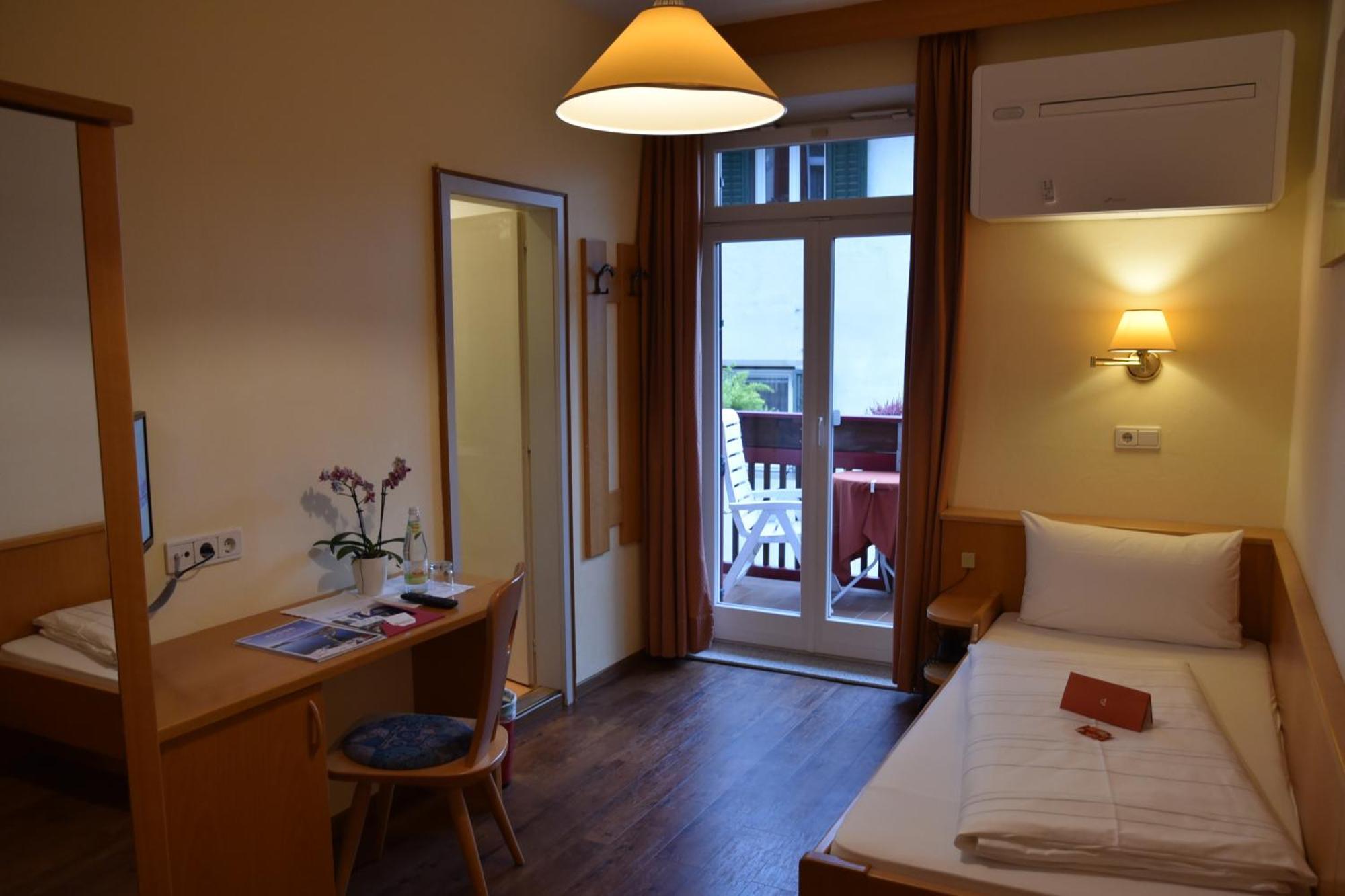 Angerburg Blumenhotel Appiano Sulla Strada Del Vino Room photo