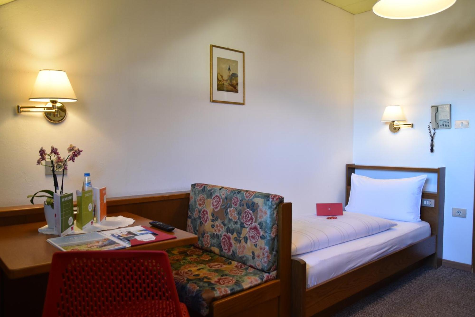 Angerburg Blumenhotel Appiano Sulla Strada Del Vino Room photo